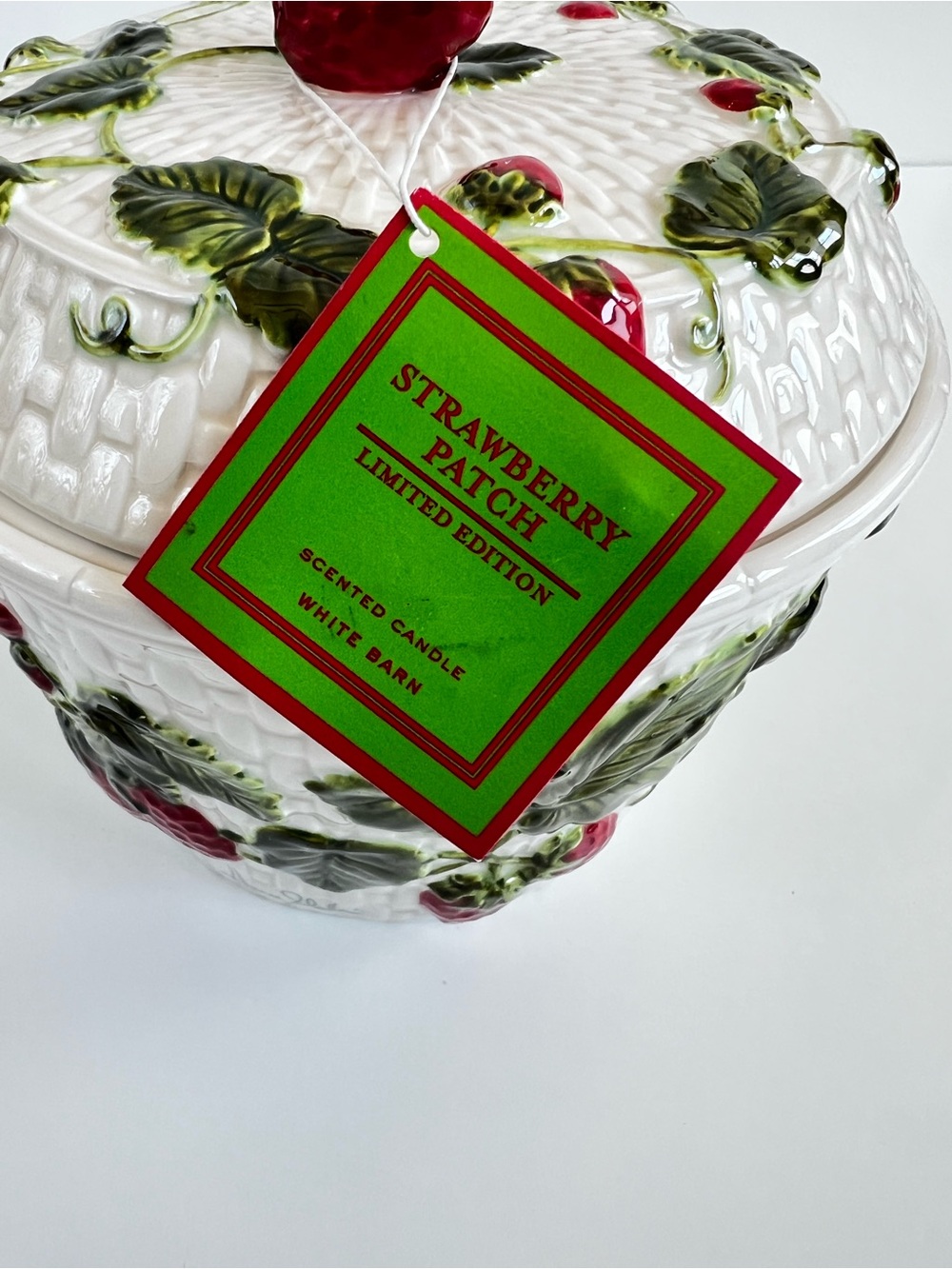 White Barn Bath And Body Works Strawberry Candle In Basket Jar Cottage Fairy - Picture 5 of 12